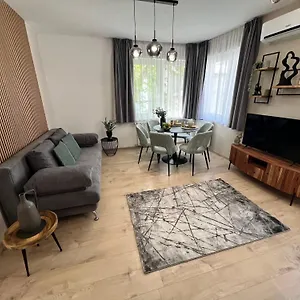 Maple Tree Budget Budapesta